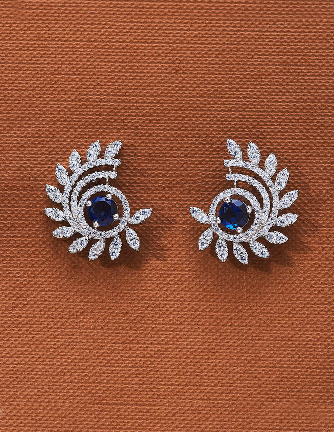 Pendientes Pequeños en Espiral con hojitas y piedra semipreciosa