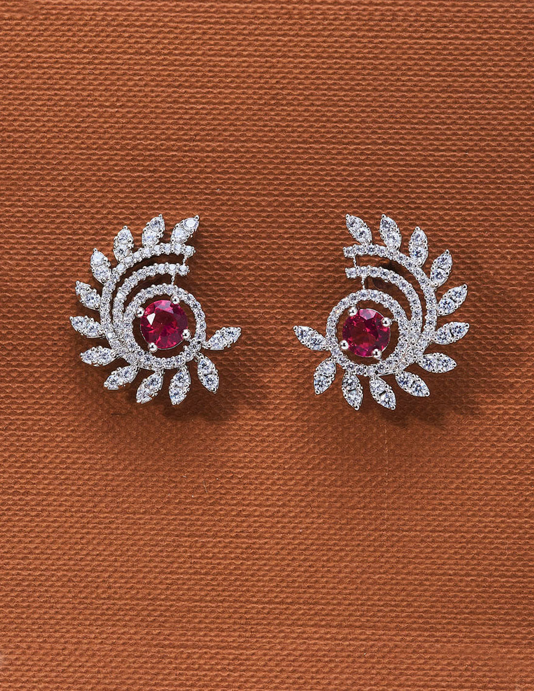 Pendientes Pequeños en Espiral con hojitas y piedra semipreciosa