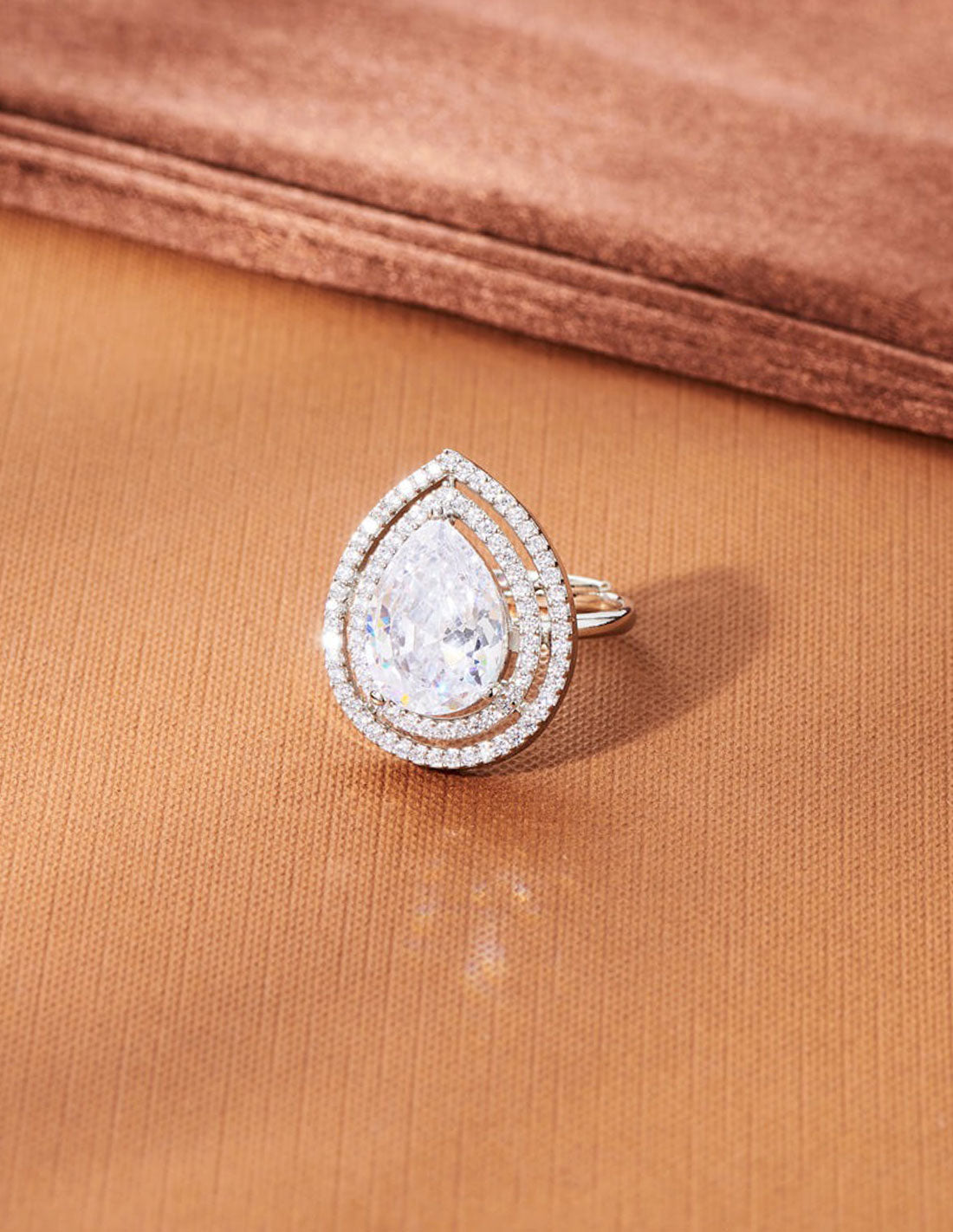Anillo ajustable con piedra semipreciosa gota