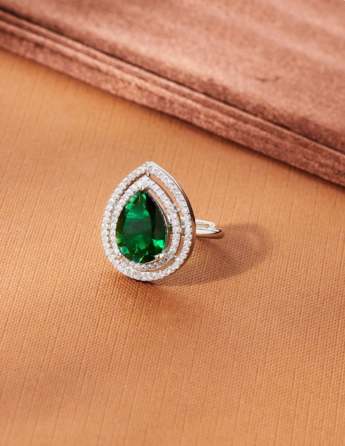 Anillo ajustable con piedra semipreciosa gota