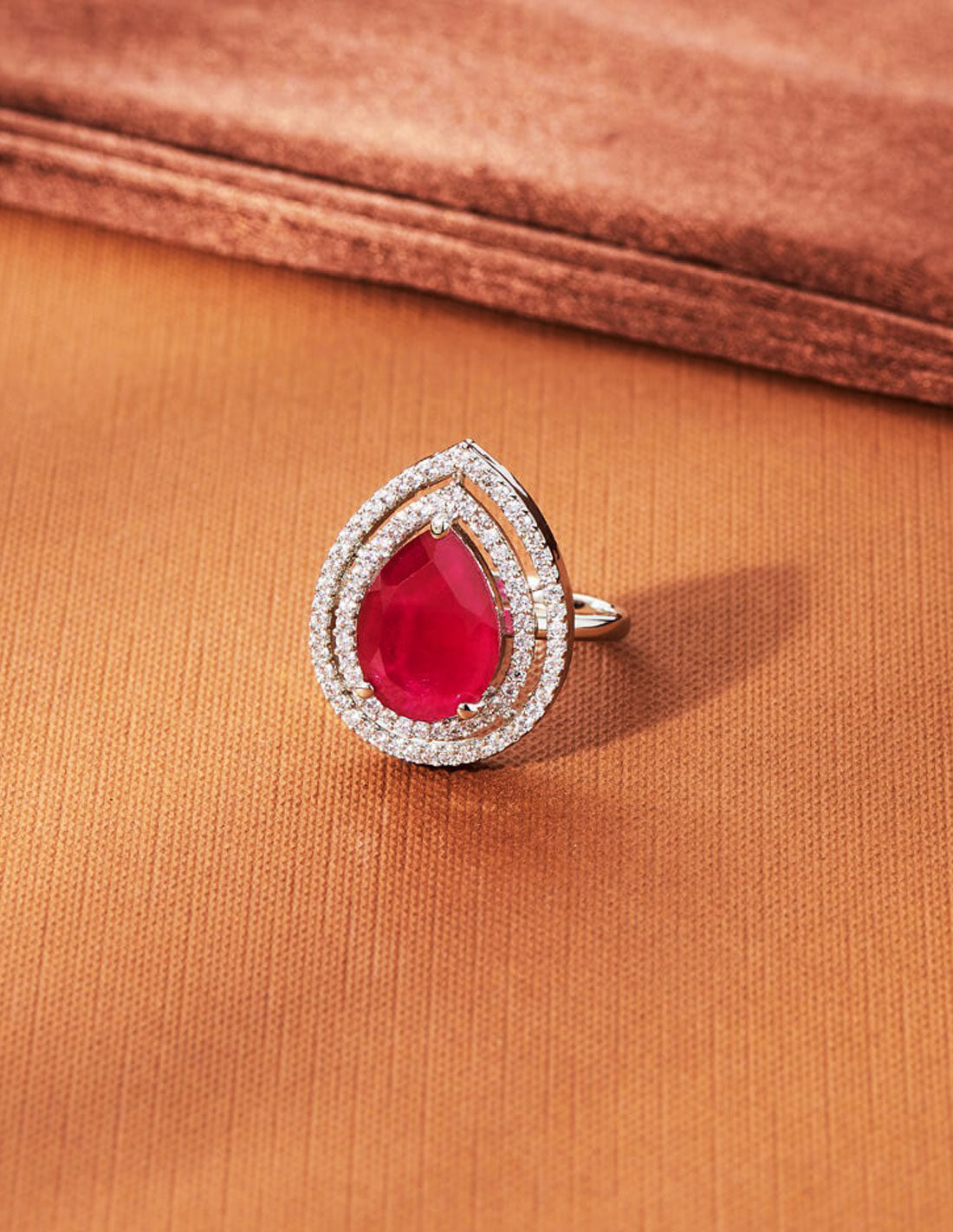 Anillo ajustable con piedra semipreciosa gota