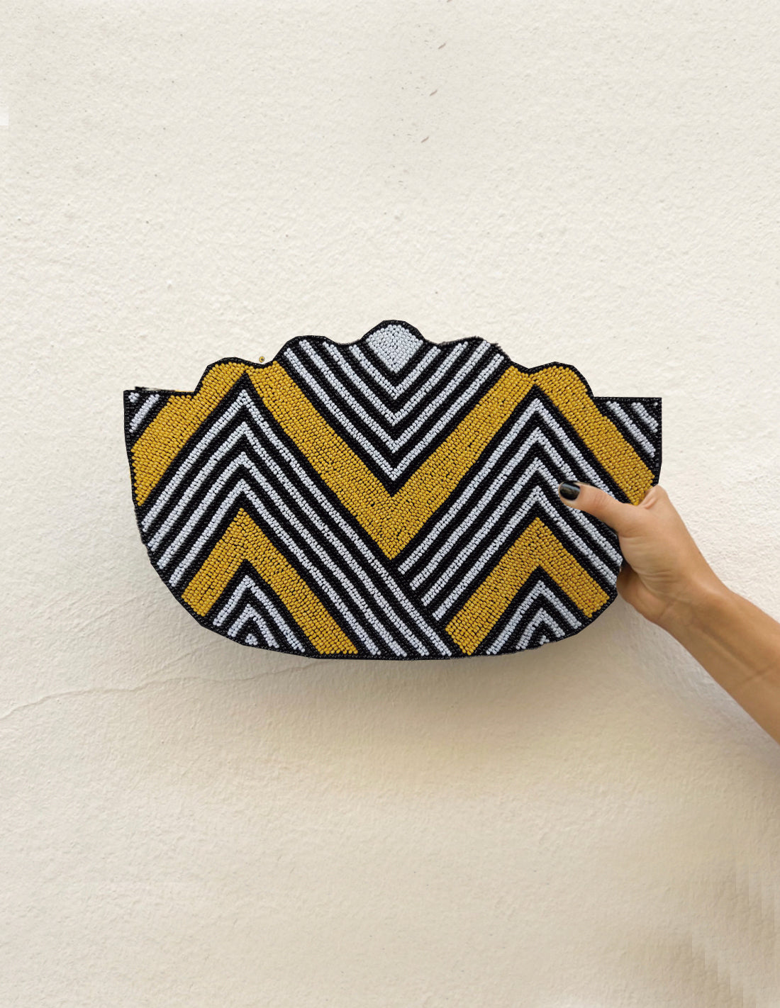 Cartera de mano de pedrería bordada