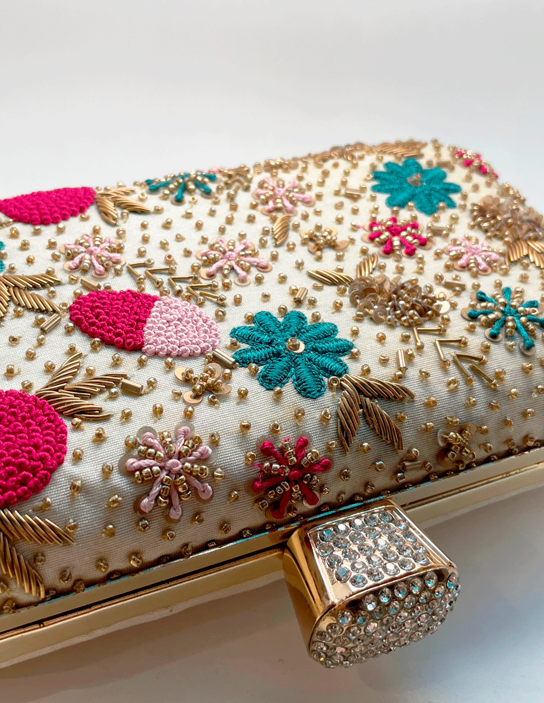 Bolso de fiesta dorado con bordados de pedrería