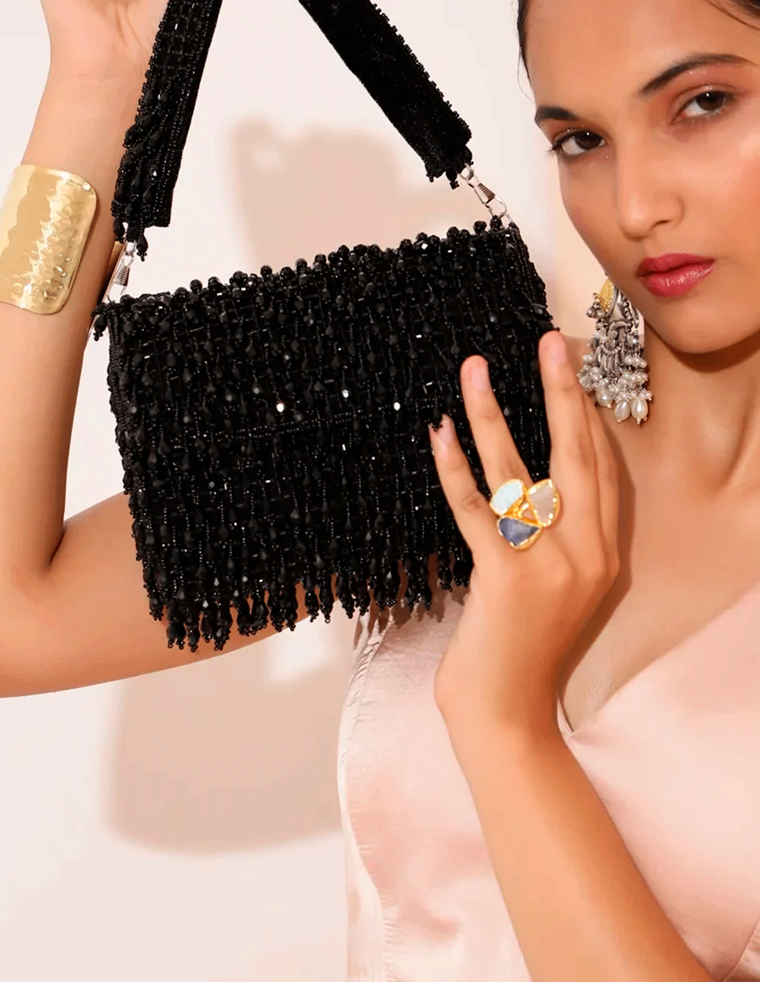 Bolso de fiesta con solapa de pedreria en negro