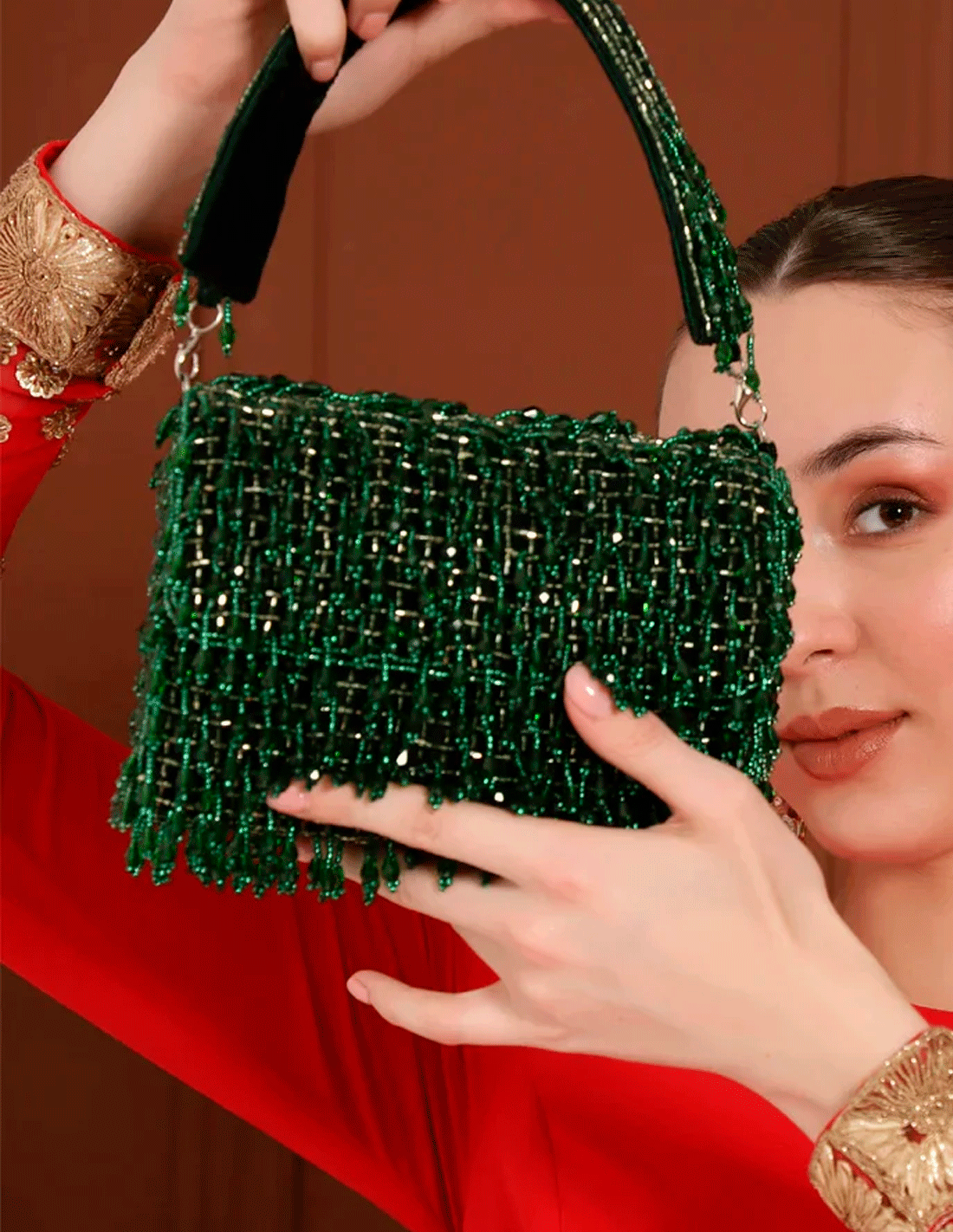 Bolso de fiesta con solapa de pedrería en verde esmeralda