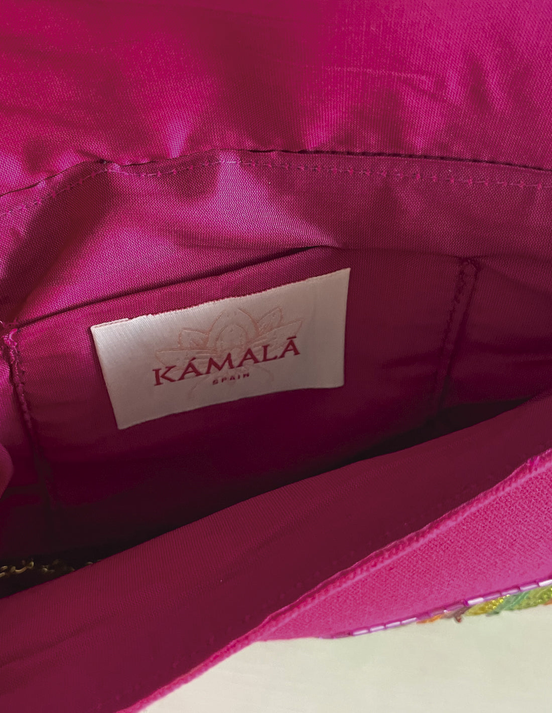 Cartera de multicolor con pedrería realizada artesanalmente
