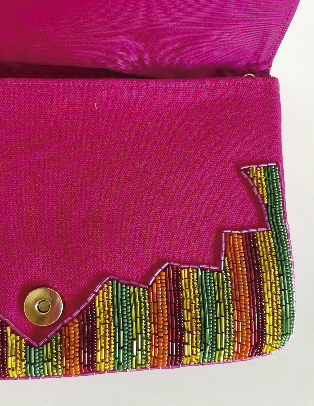 Cartera de multicolor con pedrería realizada artesanalmente
