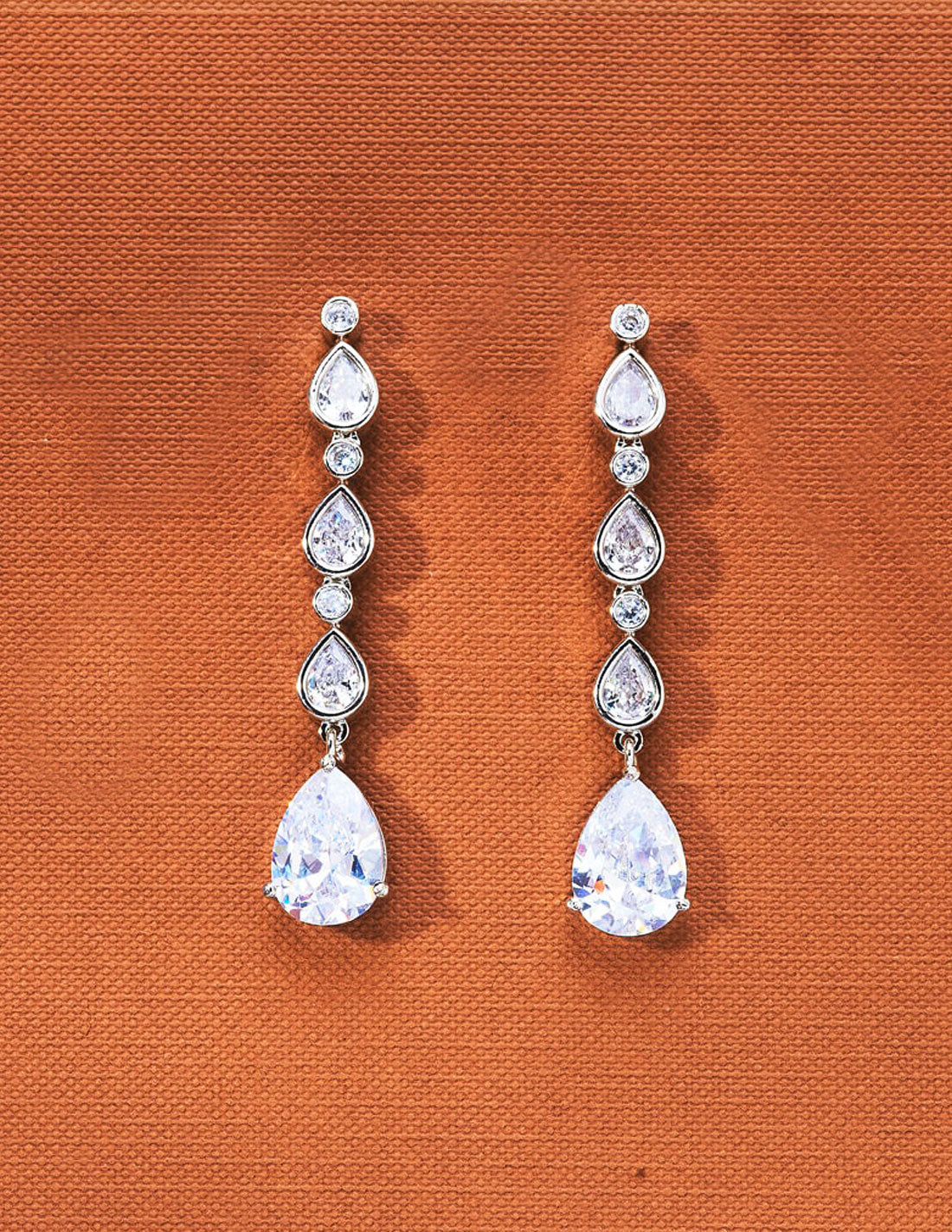 Pendientes largos rodiados con cristales y piedras semi-preciosas
