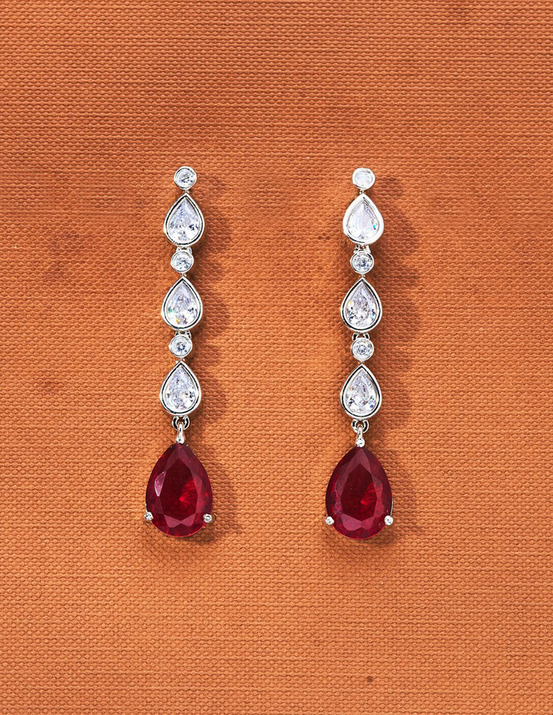 Pendientes largos rodiados con cristales y piedras semi-preciosas