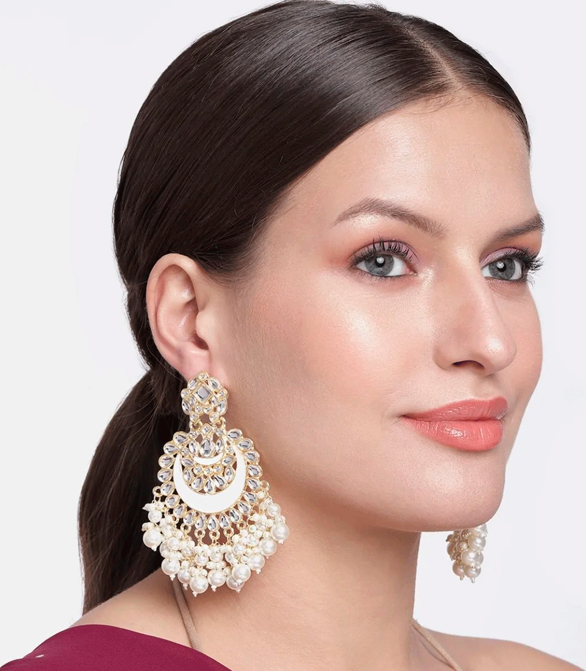 Pendientes largos con perlas y cristales - blanco