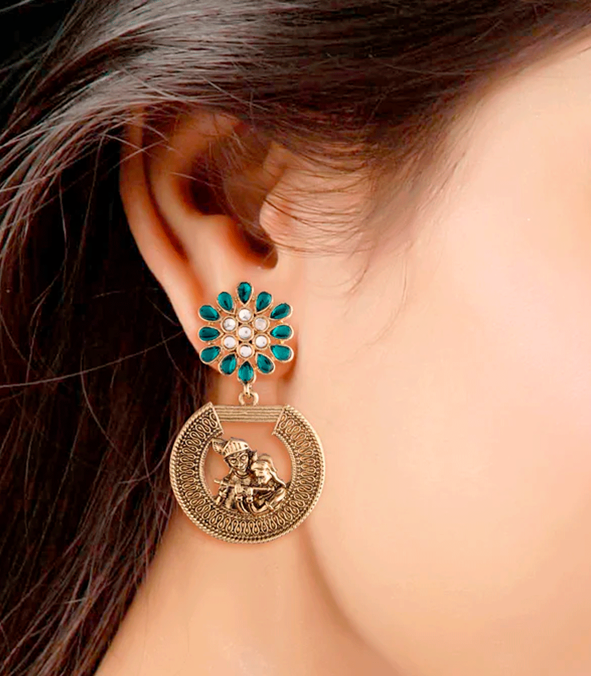 Pendientes de fiesta con flor en pedrería turquesa y figura de Radhe Krishna