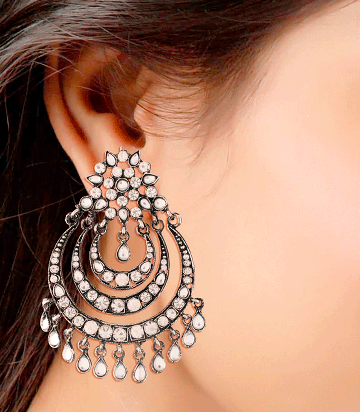 Pendientes largos plateados con cristales blancos