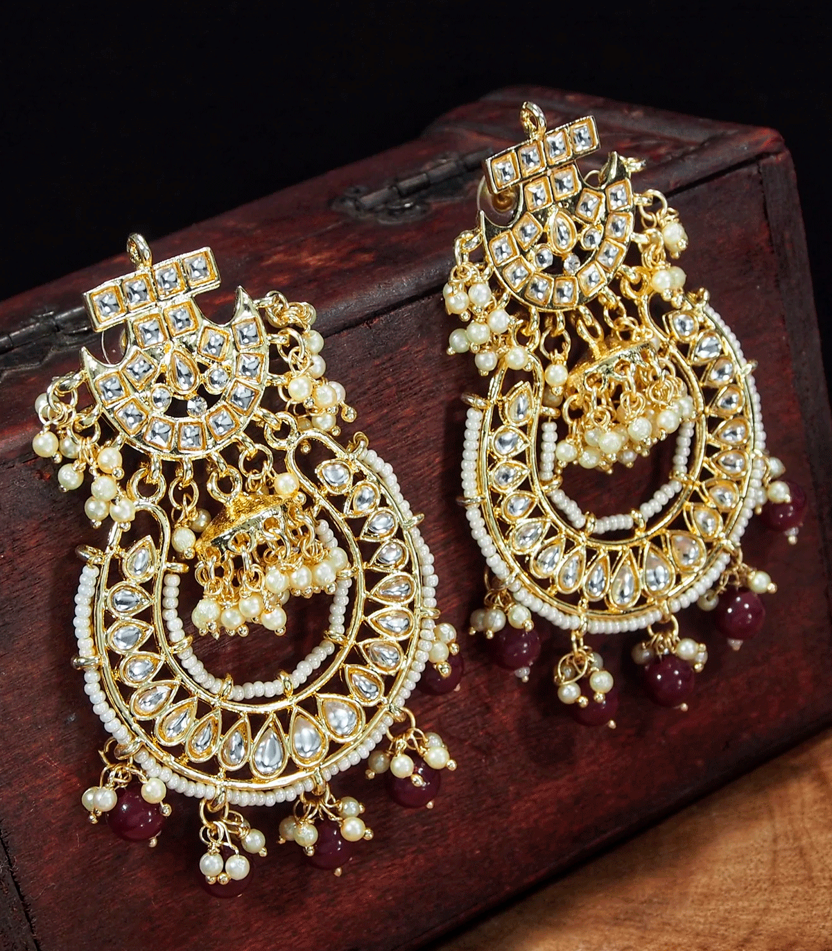 Pendientes largos dorados con perlas y piedras granates
