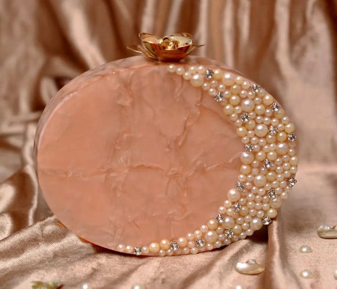 Bolso de fiesta rosa maquillaje con perlas y cierre flor kamala