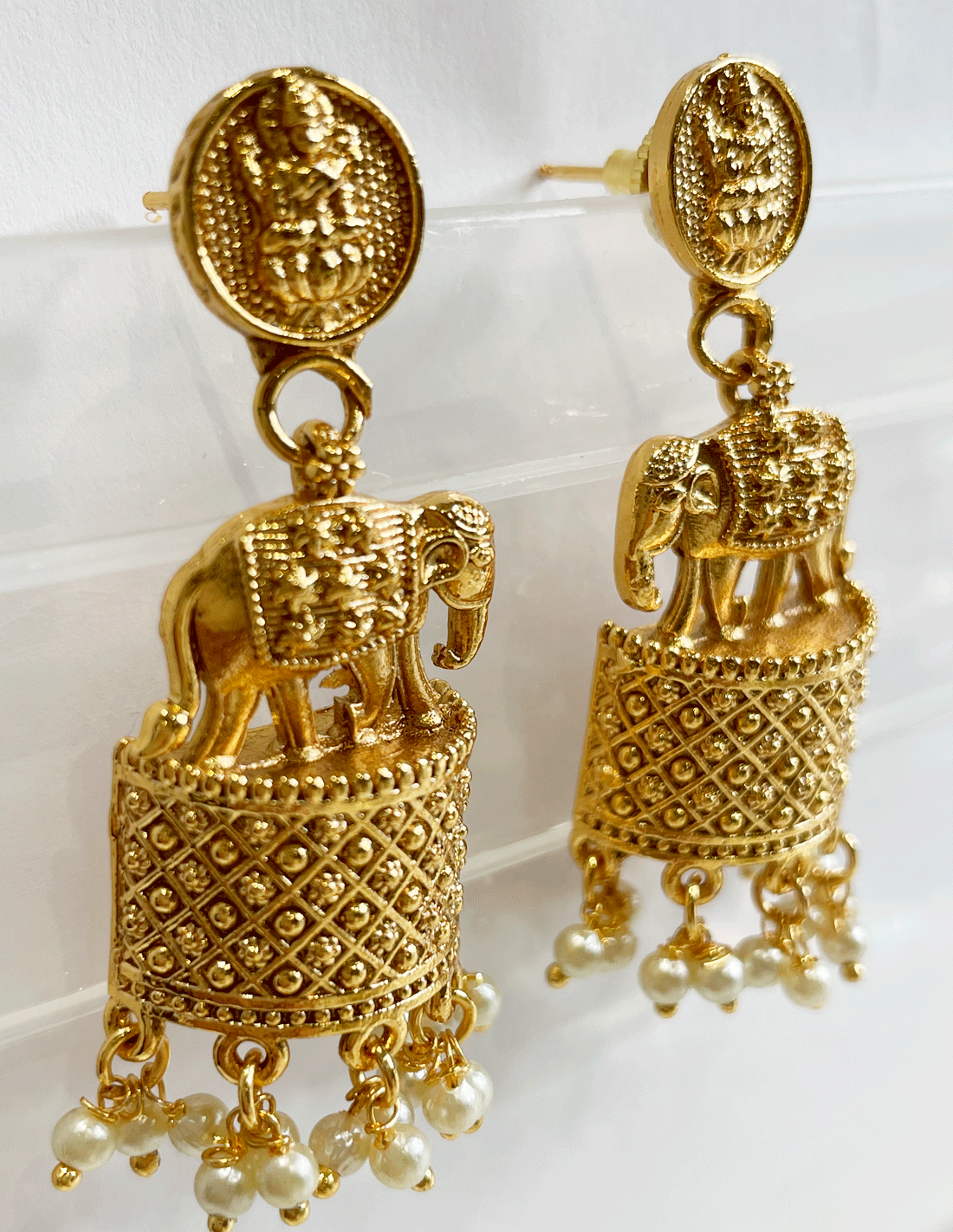 Pendientes largos - Antique Temple - con Elefante y perlas