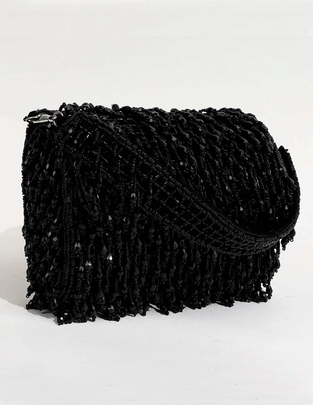 Bolso de fiesta con solapa de pedrería en negro