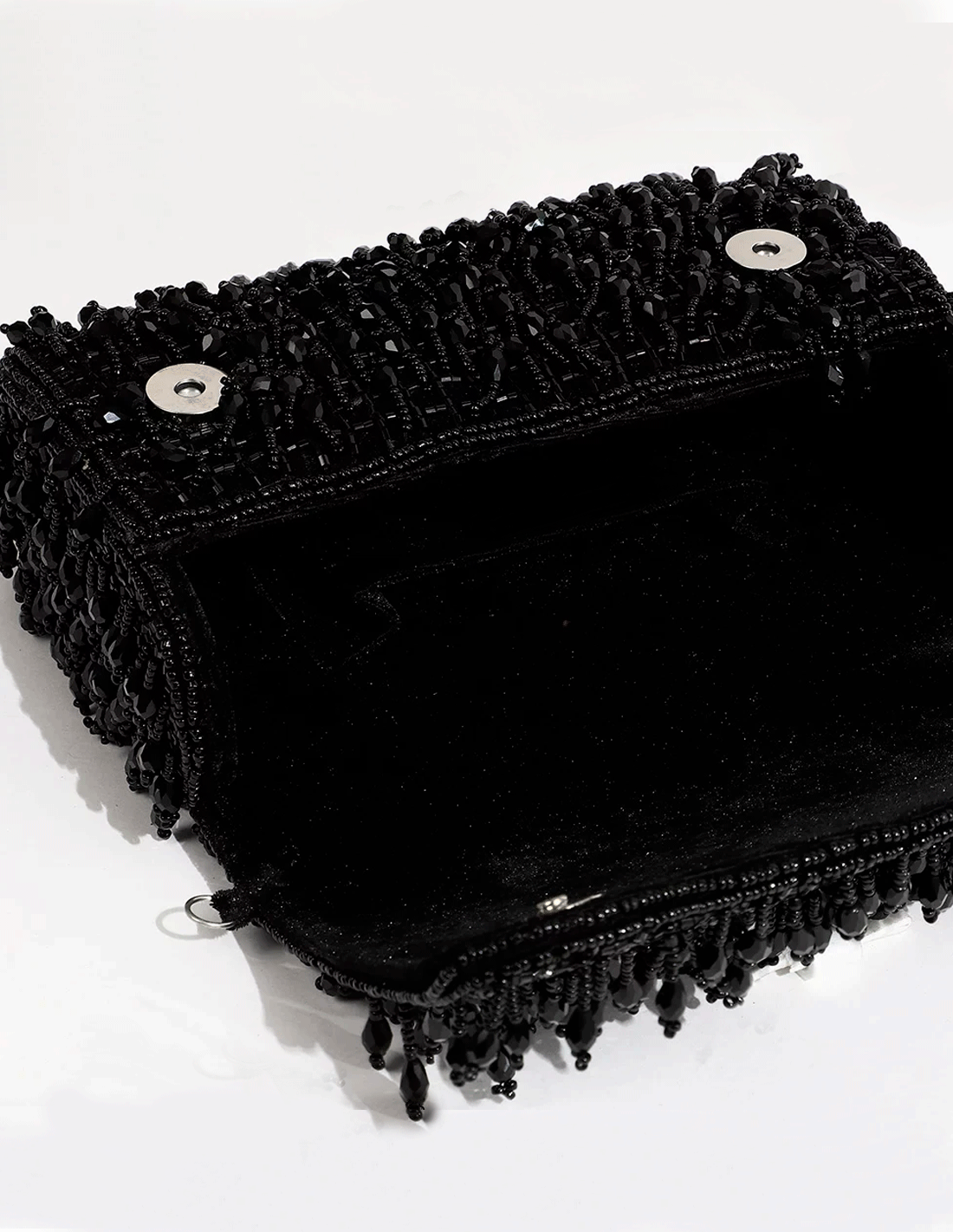 Bolso de fiesta con solapa de pedrería en negro