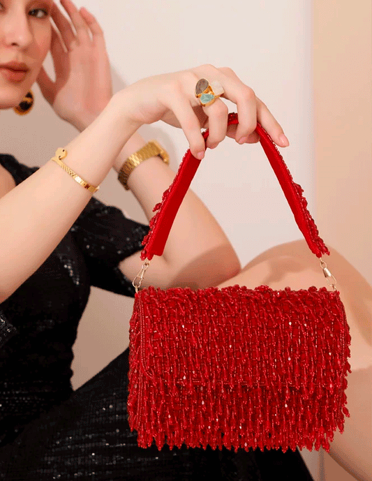 Bolso de fiesta con solapa de pedrería en rojo