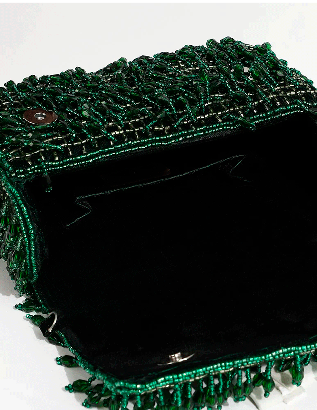 Bolso de fiesta con solapa de pedrería en verde esmeralda