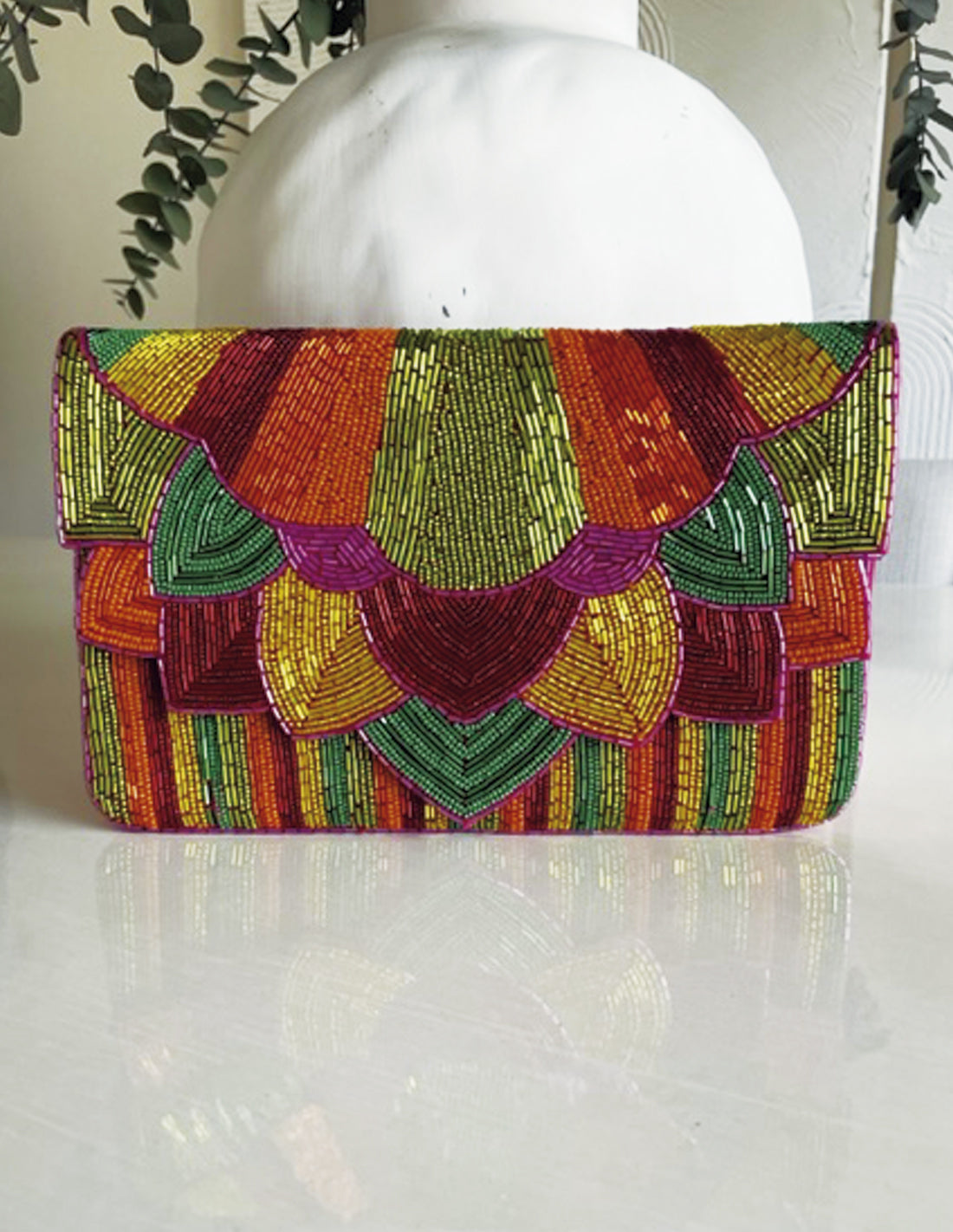 Cartera de multicolor con pedrería realizada artesanalmente