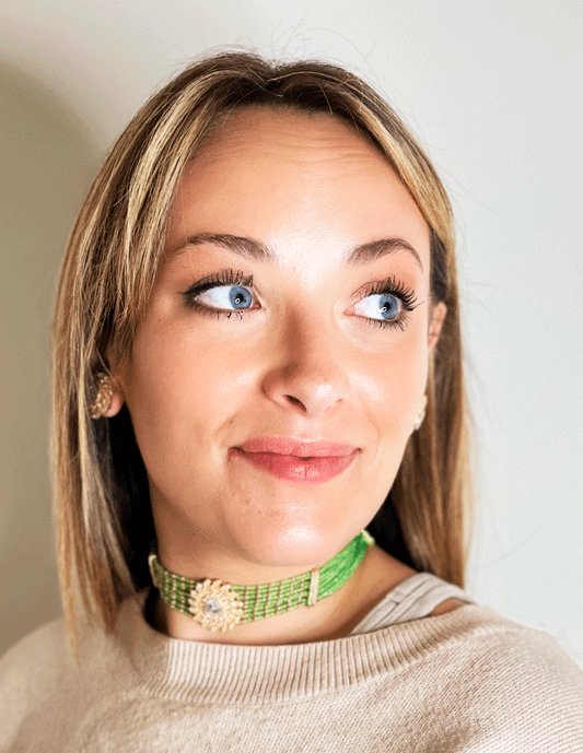 Choker de pedrería verde con adorno central -  ajustable