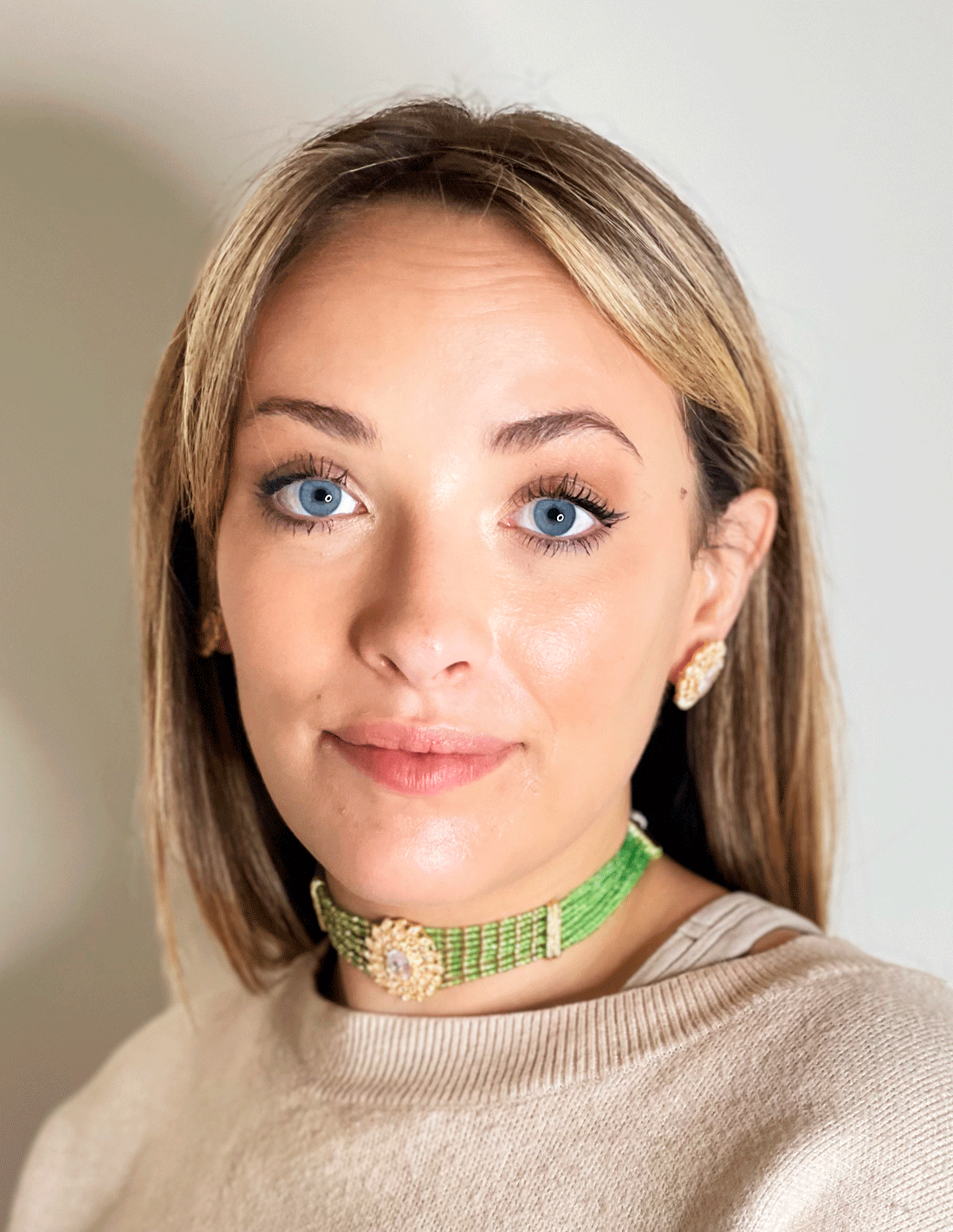 Choker de pedrería verde con adorno central -  ajustable