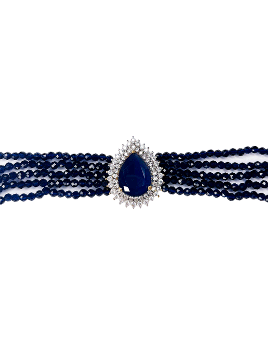 choker de pedrería azul marino con detalle central gota