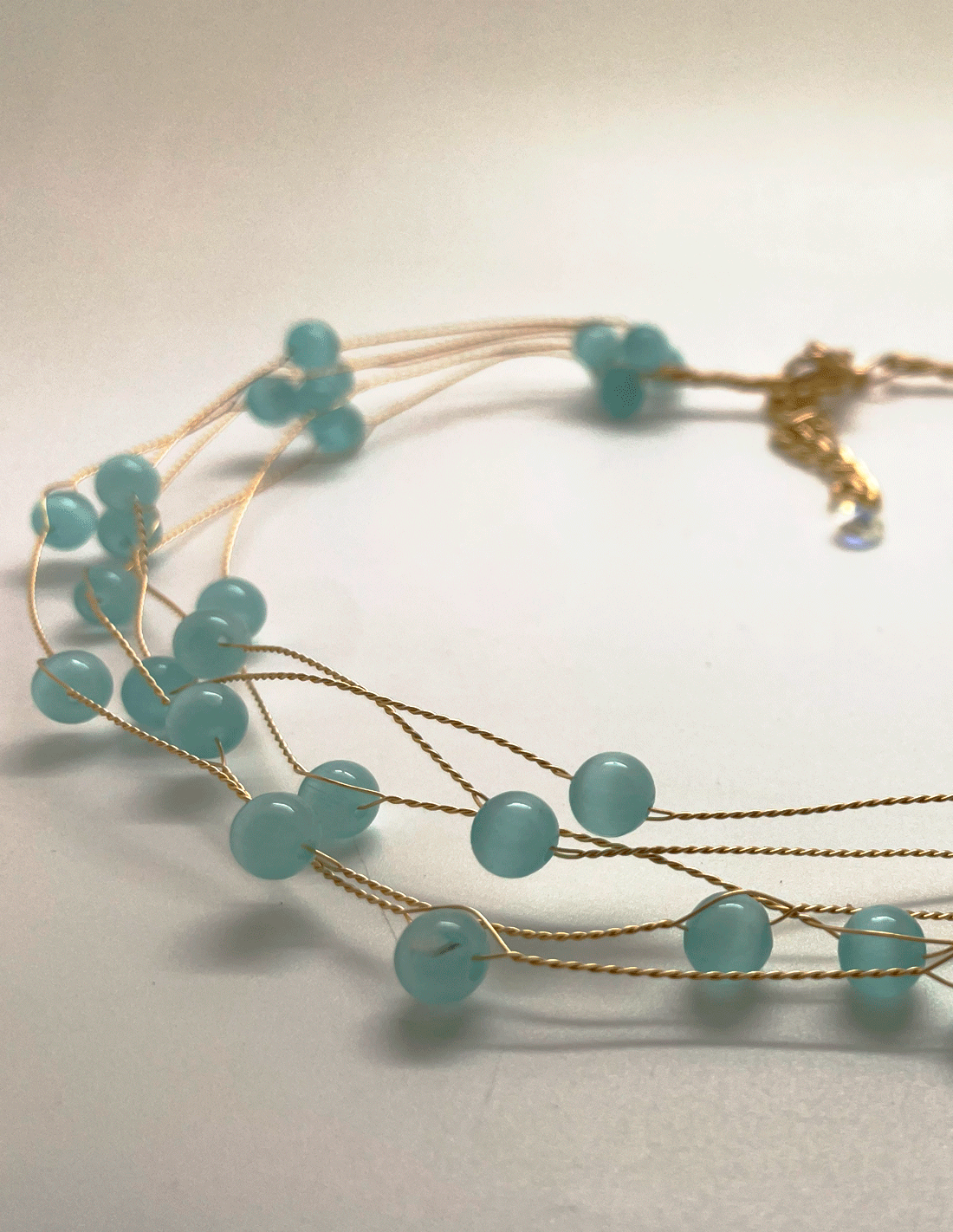 Choker con bolitas azul turquesa