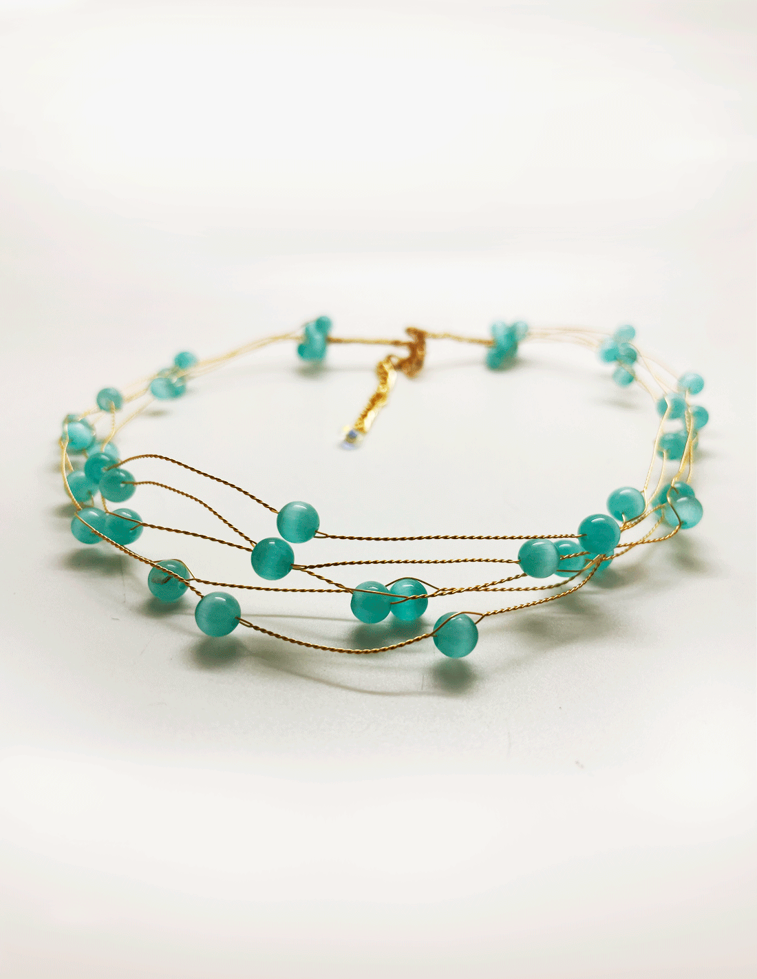 Choker con bolitas azul turquesa