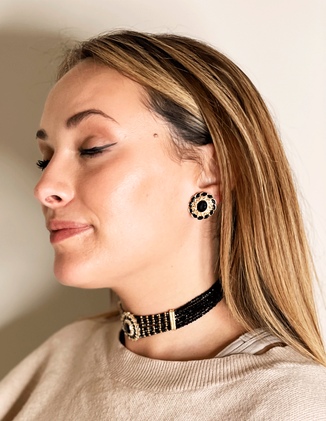 Choker de pedrería negro con adorno central -  ajustable