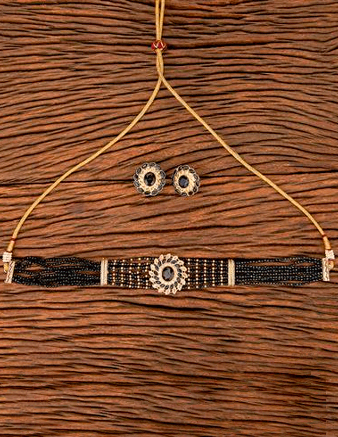 Choker de pedrería negro con adorno central -  ajustable