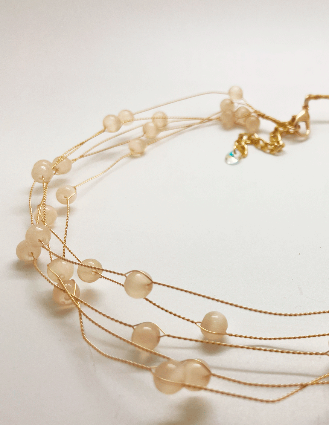 Choker con bolitas blancas